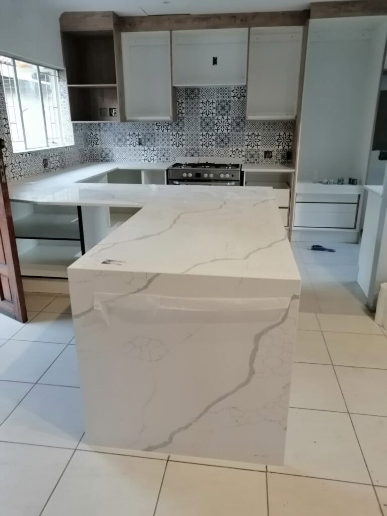 calacatta fine eezi quartz - Image 2